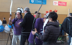 Derniers préparatifs avant une chasse au bison !! Les armes sont presque prêtes...