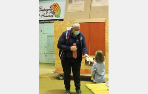 L'arbitre reçoit un présent de la part de la plus jeune poussine du club d'Annonay, qui, je vous l'assure est déjà passionnée !